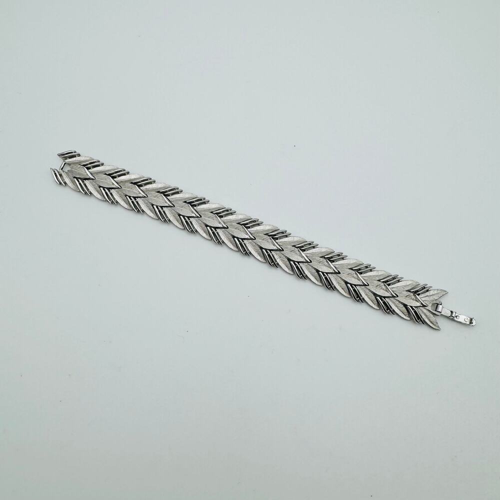 Vintage Crowned Trifari Silver Plated Brushed and Shiny Leaves Link Bracelet